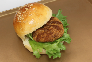 スーパーヒロセヤの瑞穂牛メンチバーガー（茨城・那珂）