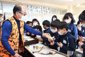 やむを得ず命をいただく 地元専門家が「イノシシ」の授業 緒川小(茨城・常陸大宮)