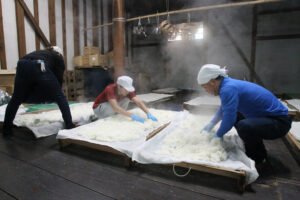 湯気上げて寒仕込み 愛友酒造(潮来)