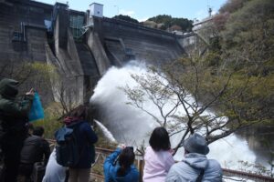 点検放流を一般公開 花貫ダムで25日(茨城・高萩市)