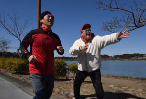 笑いそっちのけの100㌔ ウルトラマラソンに挑むお笑いコンビ・オスペンギンの山中さん(茨城・行方市)