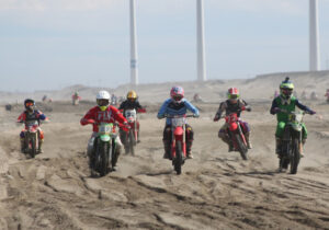 砂浜でバイクレース　２輪ビーチレース日川浜大会（茨城・神栖市）