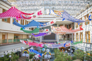 見上げれば、こいのぼり　鹿島セントラルホテル（茨城・神栖市）