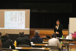 家系図あるあるなど指導 50人参加して 中央公民館で(茨城・潮来市)