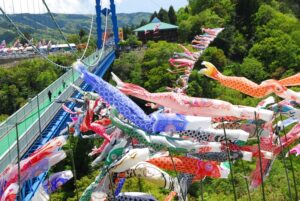 第32回竜神峡鯉のぼりまつり 4月29日~5月14日に竜神大吊橋で(茨城・常陸太田市)