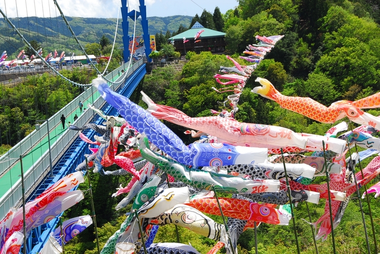第３２回竜神峡鯉のぼりまつり　４月２９日～５月１４日に竜神大吊橋で（茨城・常陸太田市）