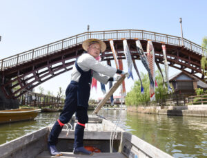 潮来　まつりに向けて心はひとつ  あやめまつりを控えるろ舟の船頭（茨城・潮来市）