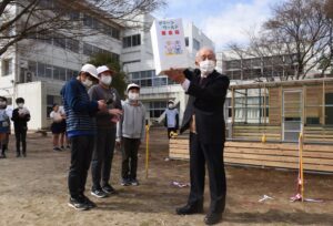 ３人の夢の第一歩完成　大久保小に新ウサギ小屋（茨城・日立市）