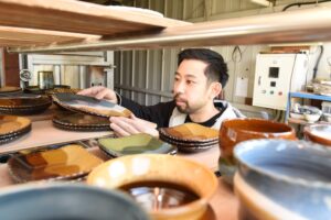 陶器、笑顔、青空の祭典へ 陶炎祭に出店する陶芸家(茨城・笠間市)