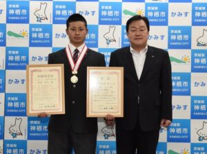 市長に力強く優勝報告　神栖高校２年のパワーリフティング選手・信田さん（茨城・神栖市）