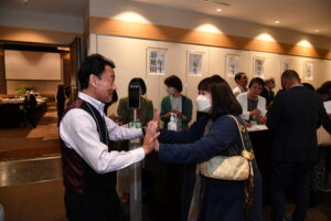 時を超えて笑顔を咲かす 五軒小学校大同窓会でタイムカプセル開封(茨城・水戸市)