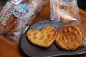 看板は「健次郎焼」　手焼きせんべい つか本（茨城・潮来市）