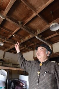 ツバメシーズンの最中　元陶器店の兼平さん宅（茨城・行方市）