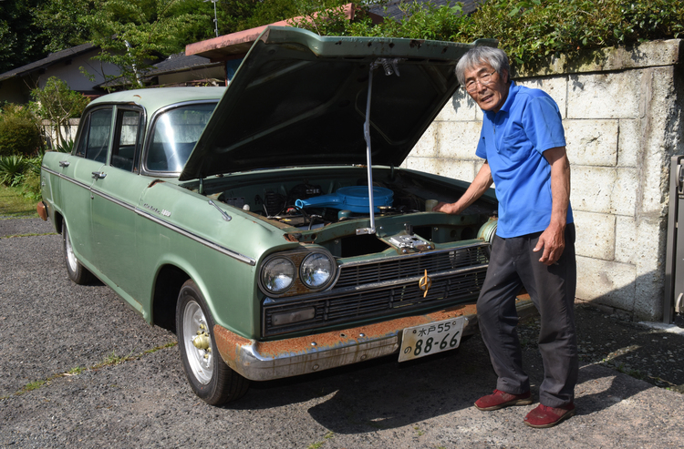 県道脇で旧車再生ショー　通称・サニー名人の高木さん（茨城・北茨城市）