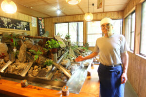 「流しそうめん始めました」 月待の滝もみじ苑(茨城・大子)