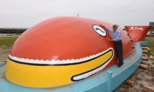 くじらの大ちゃん 笑顔戻った 平磯海水浴場(茨城・ひたちなか市)