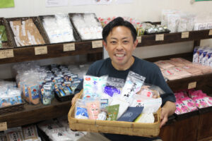 直売所に塩コーナー(茨城・行方市)