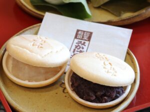 看板は「みかげ最中」中村菓子店（茨城・笠間市）