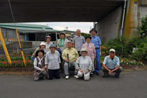 花と地域の輪も育てる花壇 大洗鹿島線高架下 桜道6区町内会が整備(茨城・大洗町)