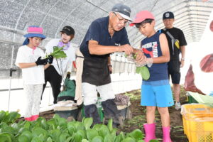 「おいしいけど、栽培は大変そう」 小学生と保護者13人がオーガニックを体感(茨城・笠間市)