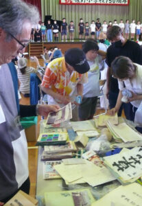 ５０年前のタイムカプセル　佐野小 当時の児童ら２００人の前で開封（茨城・ひたちなか市）