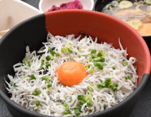 港町の愛情込もる看板品　「かあちゃんの店」の釜揚げしらす丼（茨城・大洗町）