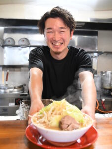こってりラーメンで地域おこし 地域おこし協力隊の柴田さんが開店「麵屋むすぶ」(茨城・高萩市)