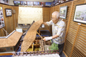 ミニ古民家の作家は90歳 ココシカで展示中(茨城・鹿嶋市)