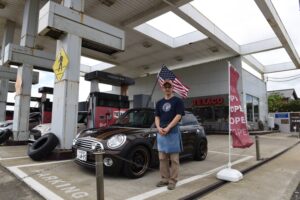 交差点わきに古き良きアメリカ　GSを改装した雑貨店（茨城・鉾田市）