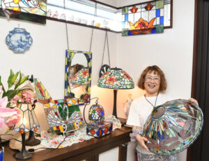 ドアの先はステンド画廊　コロナ禍の中、「１人でも楽しもうと」と“開店”（茨城・水戸市）