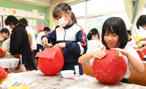児童がりんごランタン作り　だいご小学校（茨城・大子町）