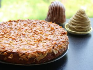 看板はアーモンドケーキ パティスリーシュールミガワ(茨城・水戸市)