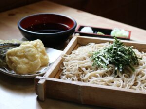 数量限定「ゆば天ざる」　おそば若竹（茨城・日立市）