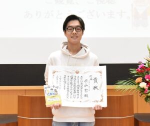横山さん大学ビブリオ優勝　5人で決戦　１２月の全国大会へ出場決める（茨城・水戸市）