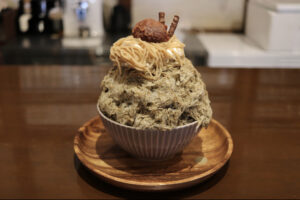 天然氷の上にモンブラン 「蔵カフェ氷菓ふわり」の「栗とほうじ茶ミルク」(茨城・潮来市)