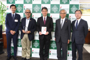 母校の発展願って募金 秋山商会の秋山さん(茨城・水戸市)