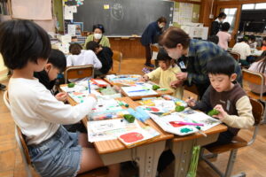 絵手紙作りで地域交流 稲荷第一小2年生と、地元の絵手紙クラブ(茨城・水戸市)