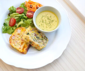 海岸に建つカフェ 夏の扉（茨城・大洗町）