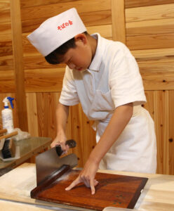 そば打ち初段の小学生誕生 山方小の笹崎君(茨城・常陸大宮市)