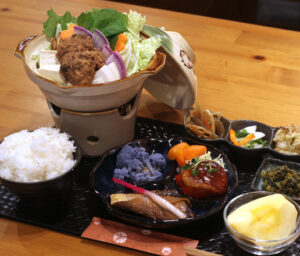 看板は採算度外視ランチ　食堂「ウツギ酔賓店」（茨城・鹿嶋市）