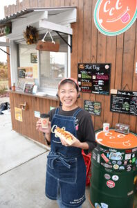 北浦湖畔にホットドック店 移住した女性バイカーが開店(茨城・鉾田市)