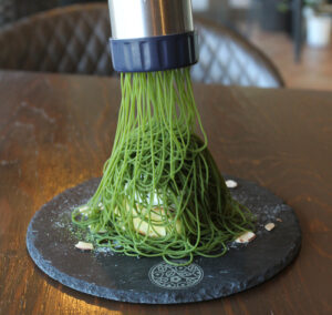 緑色の抹茶モンブラン　「茶カフェ リーフガーデン」（茨城・水戸市）