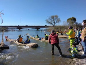 アシの舟から自然を見つめる　霞ヶ浦葦舟世界大会（茨城・行方市）