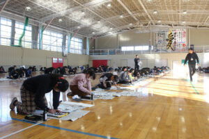 102人で書き初め会 岩間第一小(茨城・笠間市)