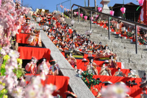 見上げる百段階段ひな段 十二所神社(茨城・大子町)