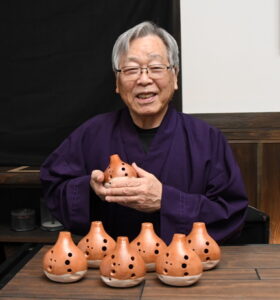 「栗りぃな」は優しい音色　栗の形をモチーフにしたオカリナ（茨城・笠間市）