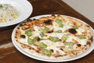 そら豆とチーズの春ピザ 伊料理店「ペスカッペ」(茨城・神栖市)