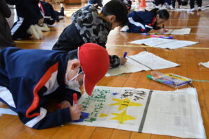 土のう袋に応援メッセージ だいご小児童が災害ボランティアに協力(茨城・大子町)