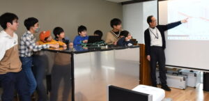 宇宙線の力で古墳を調査　村とＪ-ＰＡＲＣらが子どもを交えて（茨城・東海村）