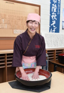 挑戦１４回、ついに名人　そば打ち愛好家の掛札久美子さん（茨城・常陸太田市）
